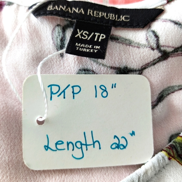 EUC  PRETTY FLORAL SLEEVELESS BLOUSE BY BANANA REPUBLIC - SIZE XS - Picture 3 of 5